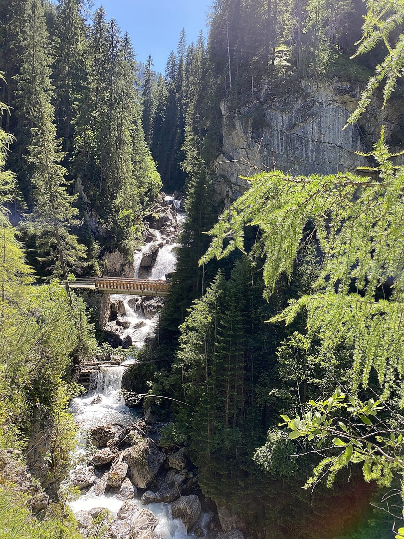 Madau: Brücke über den Alperschonwasserfall